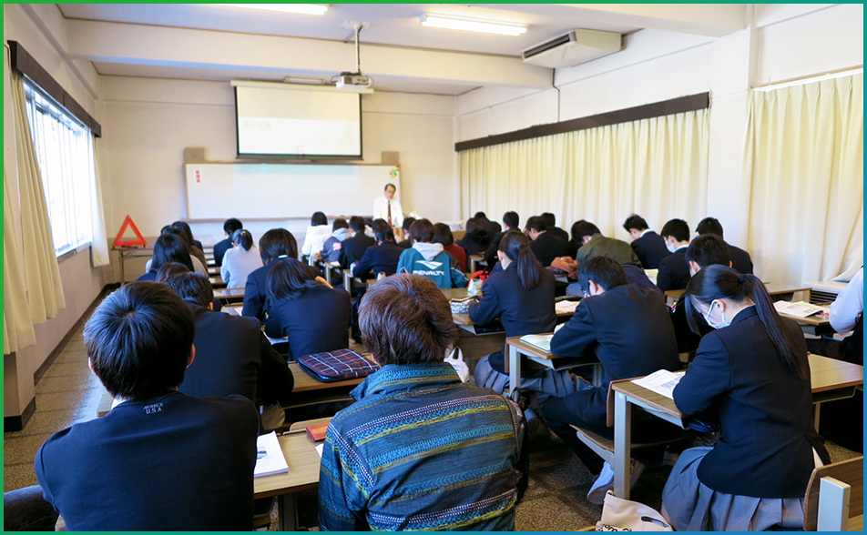 教習を受けている合宿生徒たち